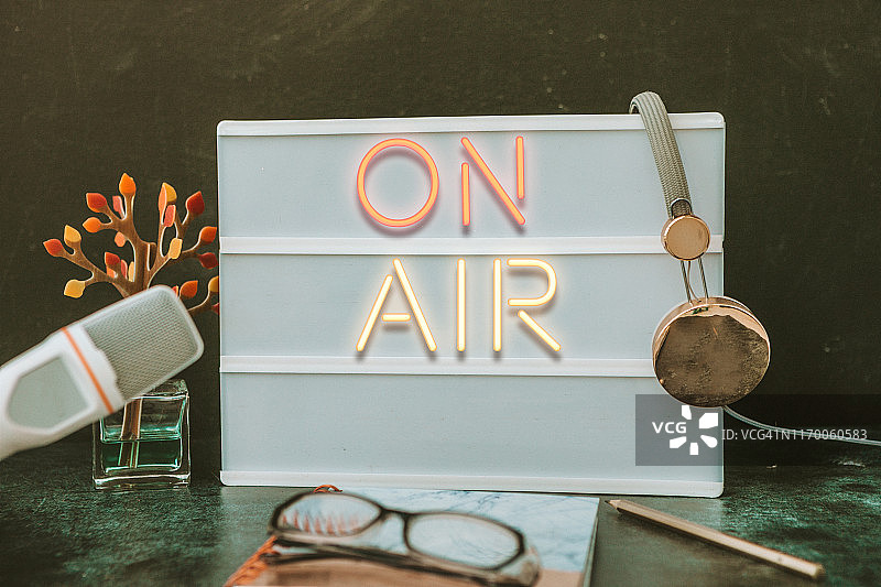 带有直播标志的旧录音室中的麦克风图片素材