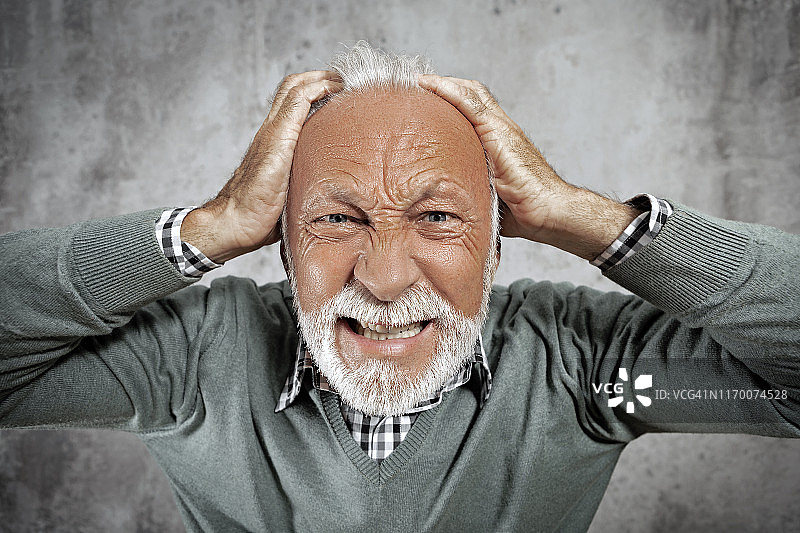 沮丧的成熟男人抱着头图片素材