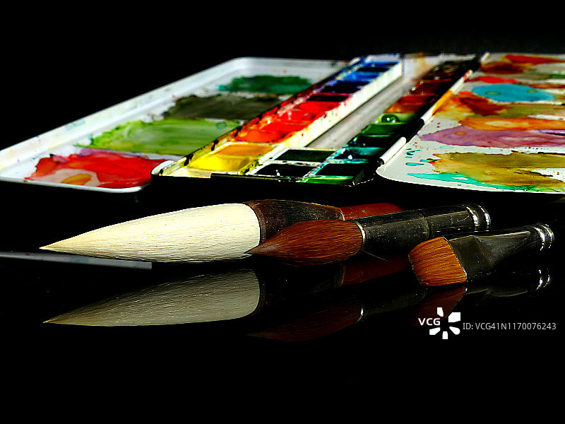 水彩颜料盒和画笔图片素材