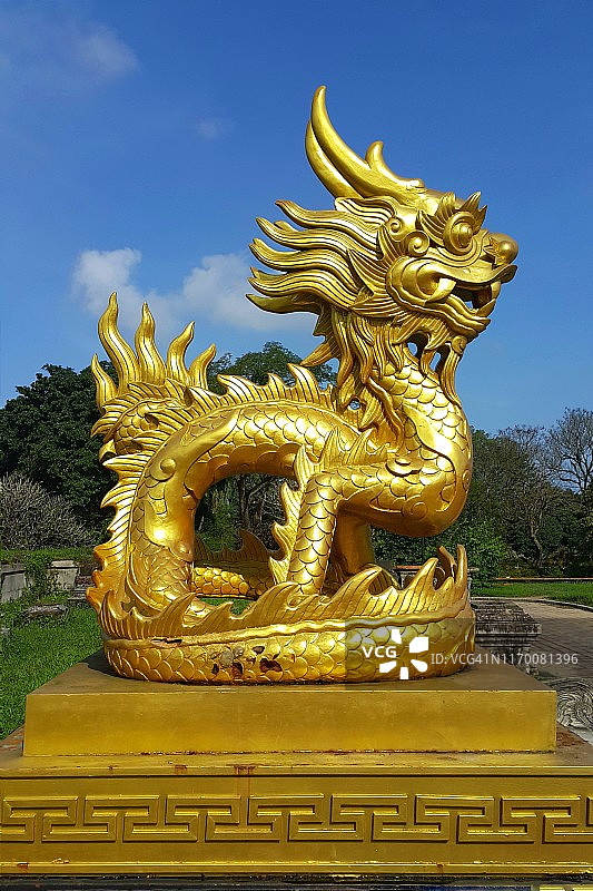 越南顺化皇城内的金色龙雕像图片素材