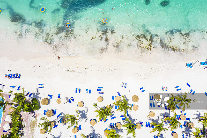 加勒比海安的列斯群岛的白色沙滩俯瞰图片素材