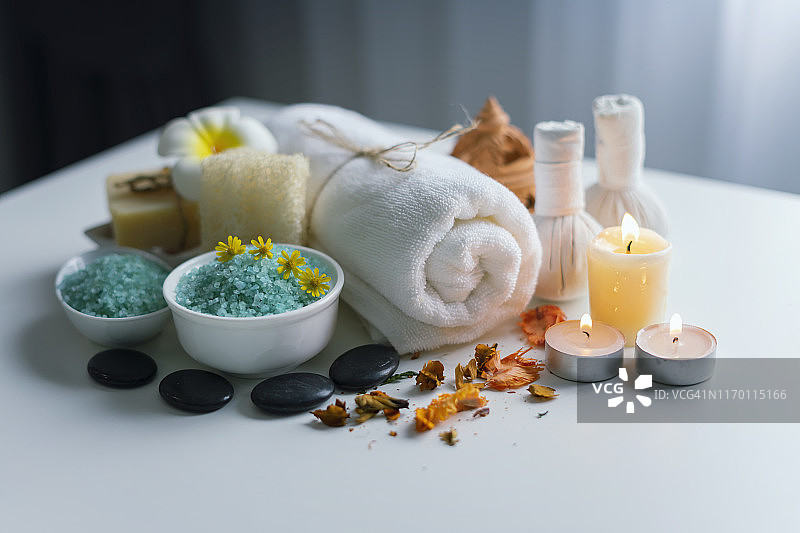 桌子背景上的水疗养生产品组合图片素材