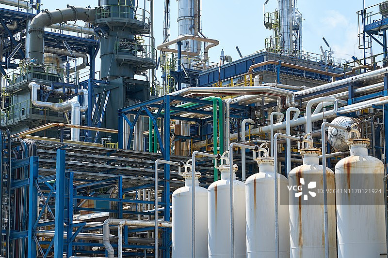 工业石化设备的电缆和管道图片素材