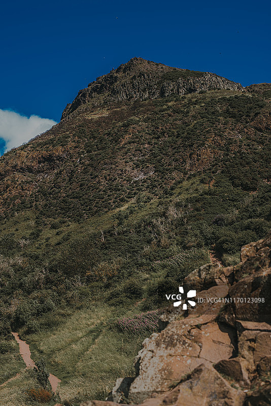 从爱丁堡荷里路德公园亚瑟王座山脚下望去的景色图片素材