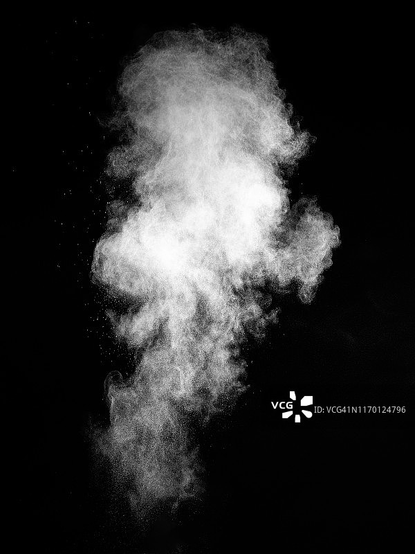 黑色背景上的白色粉末爆炸效果图片素材