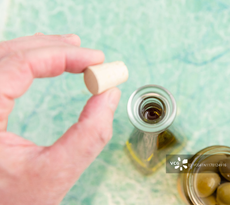 绿色橄榄和特级初榨橄榄油图片素材