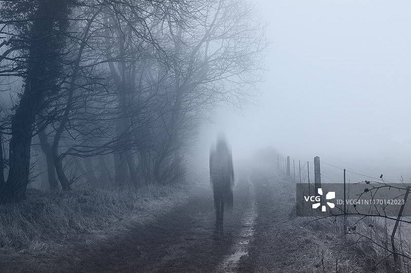雾冬乡间小路上的幽灵女子图片素材