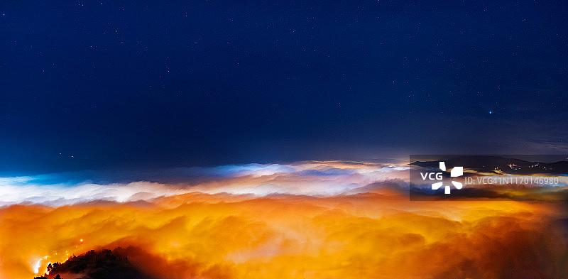 城市上空的雾图片素材