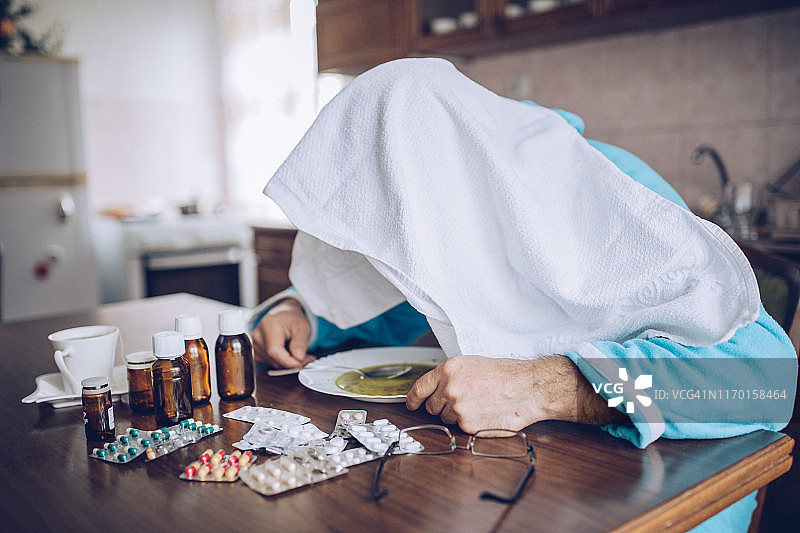患感冒和流感的中年男人，吸入草药图片素材