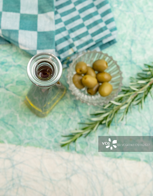 绿色橄榄、迷迭香和特级初榨橄榄油图片素材