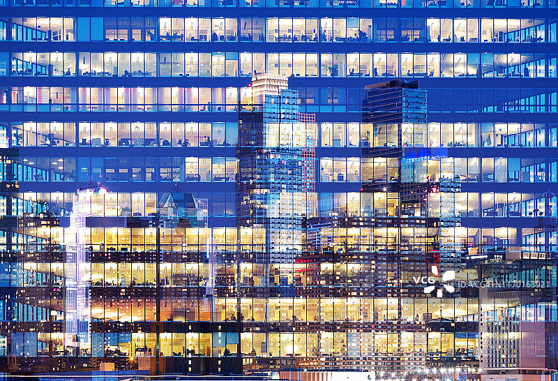 城市景观倒影：深夜办公室图片素材