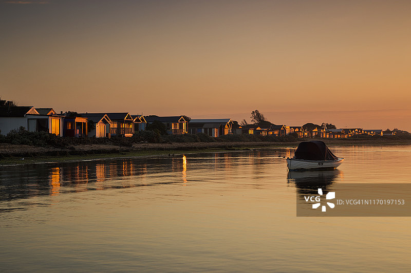 澳大利亚维多利亚州墨尔本南威勒比坎贝尔斯湾的菲利普港日出时船只的倒影图片素材