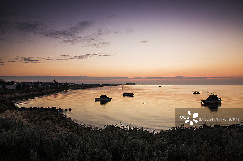 澳大利亚维多利亚州墨尔本南威勒比坎贝尔斯湾的菲利普港日出时船只的倒影图片素材