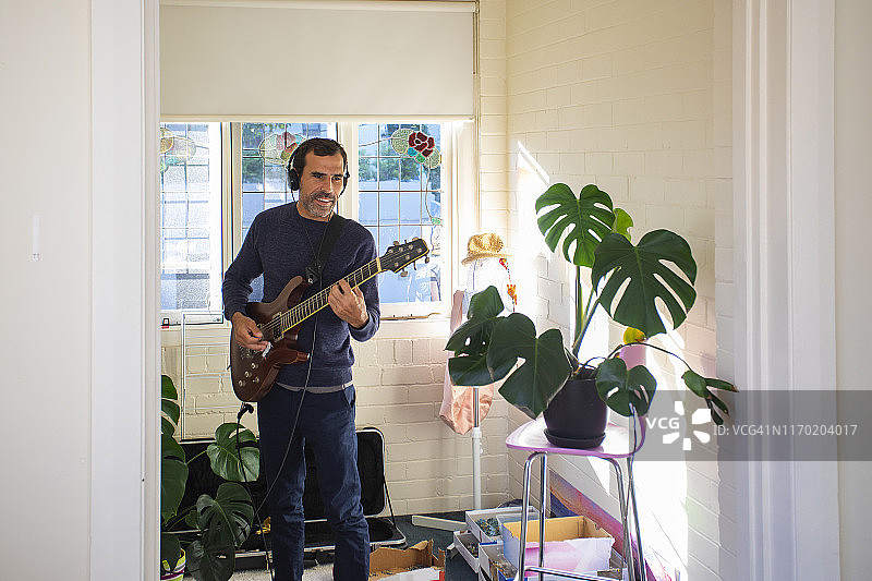 男子在家练习弹电吉他图片素材