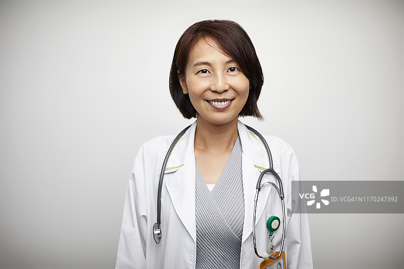 自信微笑的女医生肖像图片素材