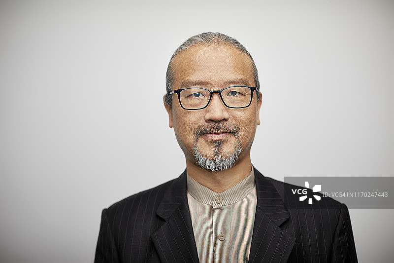 白色背景下的自信年长高管图片素材