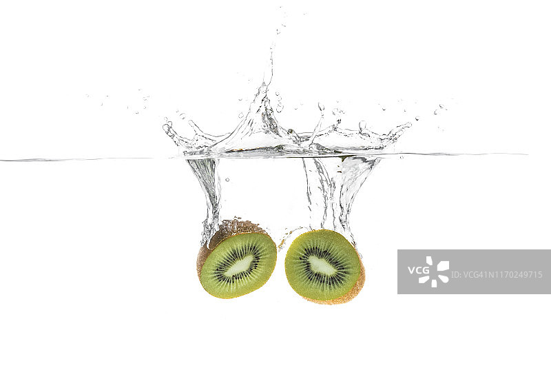 掉入水中的泥桃图片素材