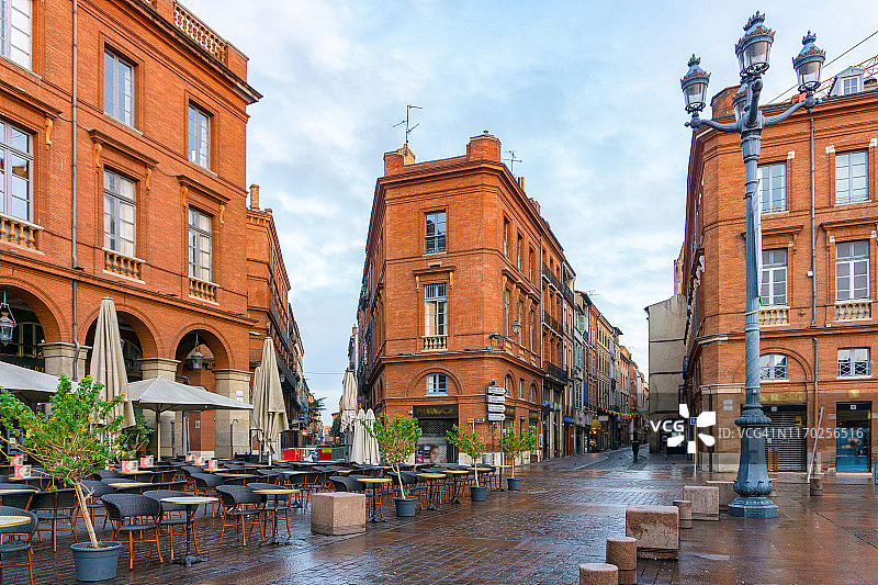图卢兹的狭窄历史街道和古老建筑图片素材