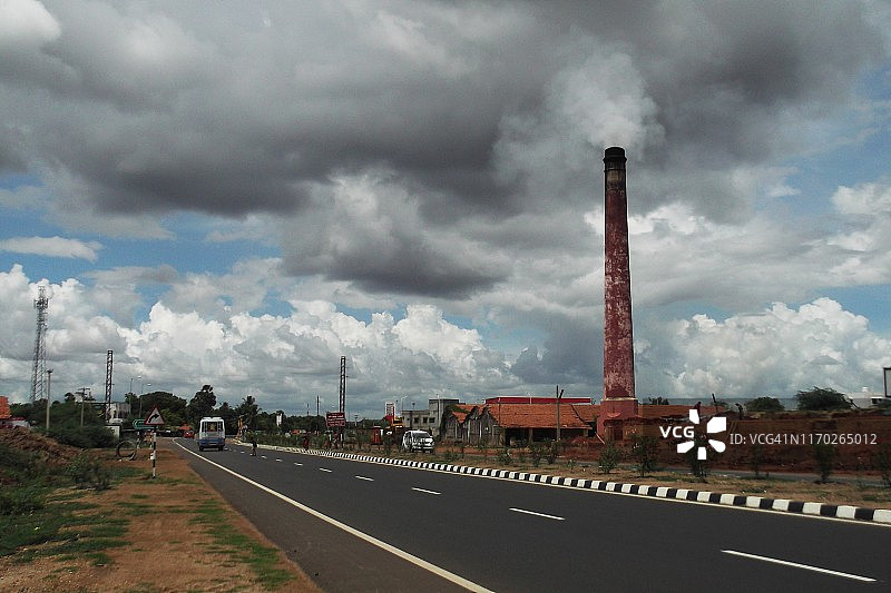 砖块工业废气通过排气管进入天空，造成空气污染图片素材