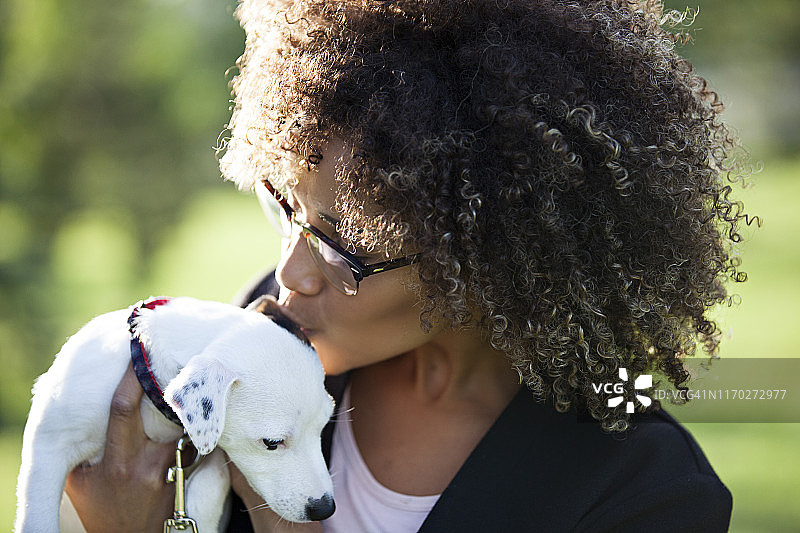 抱着小狗的女人图片素材