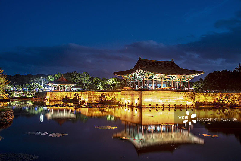 韩国庆州雁鸭池夜景凉亭图片素材
