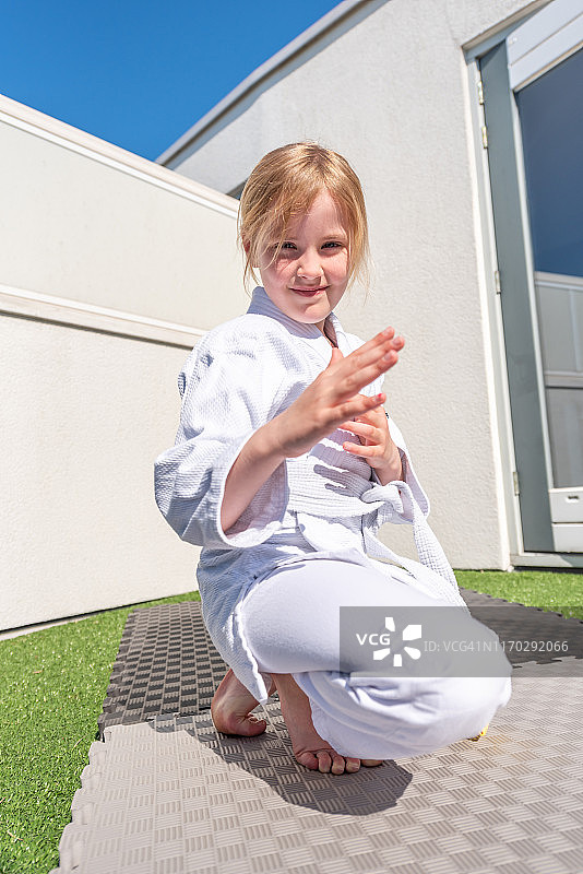 练习合气道的年轻金发女孩图片素材
