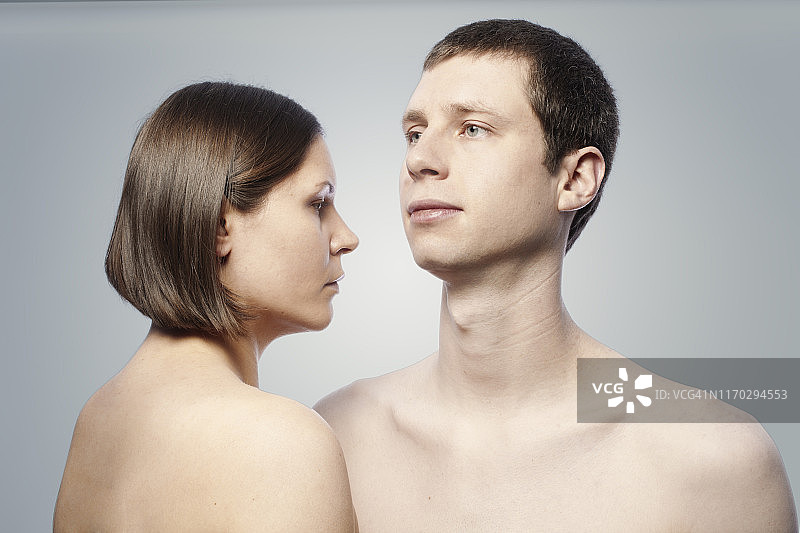 年轻的棕发情侣半裸像图片素材