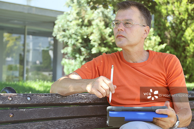 中年男人使用平板电脑图片素材