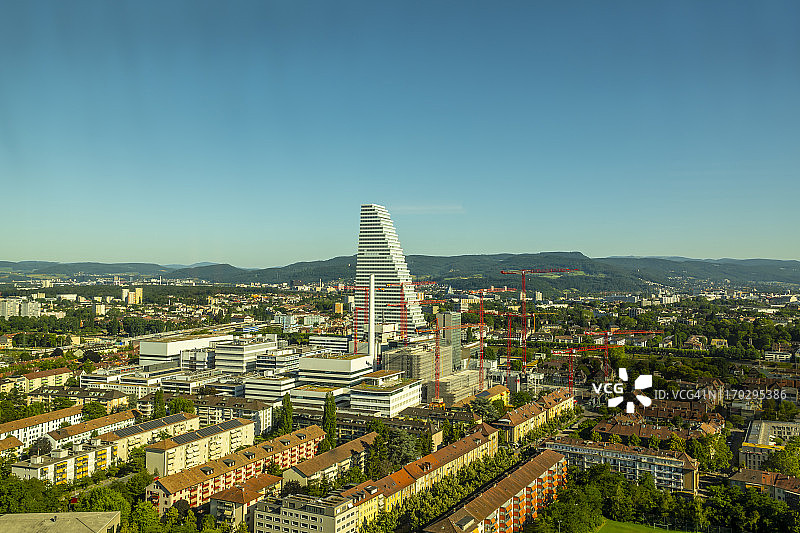 带有高塔的城市景观图片素材