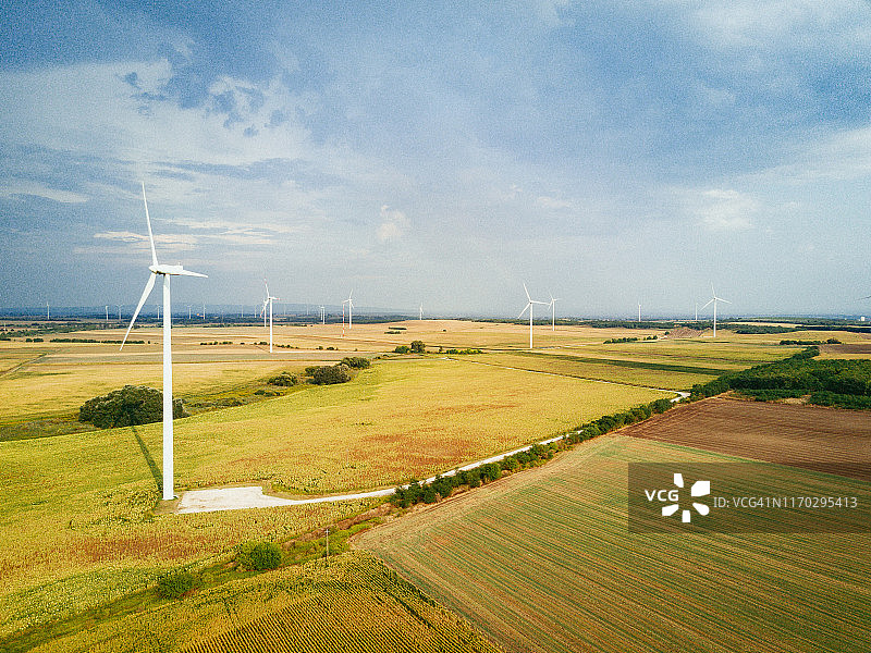 绿色能源：风力涡轮机生产廉价替代电力图片素材
