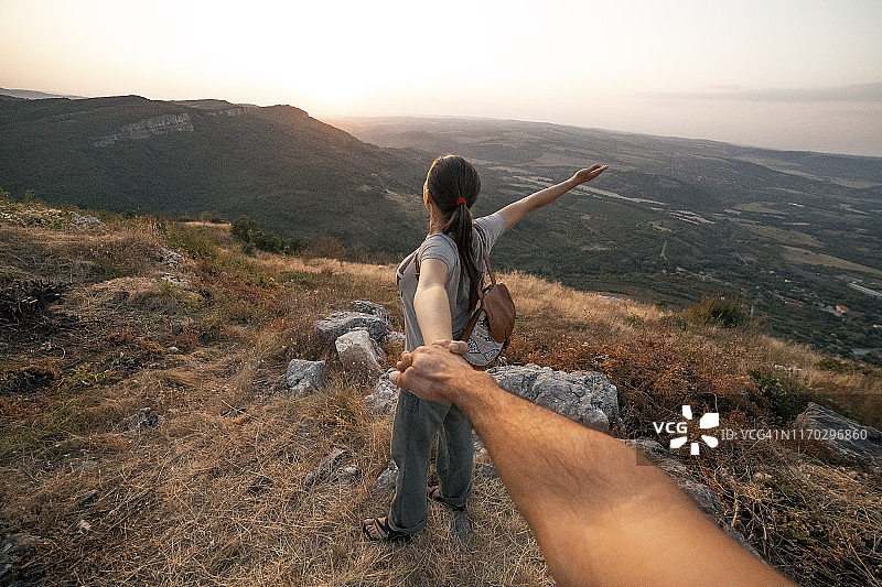 我爱的人的视角：回归自然，拥抱山脉，感受能量，回归本源图片素材