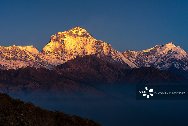尼泊尔布恩山观景点喜马拉雅山脉日出美景图片素材