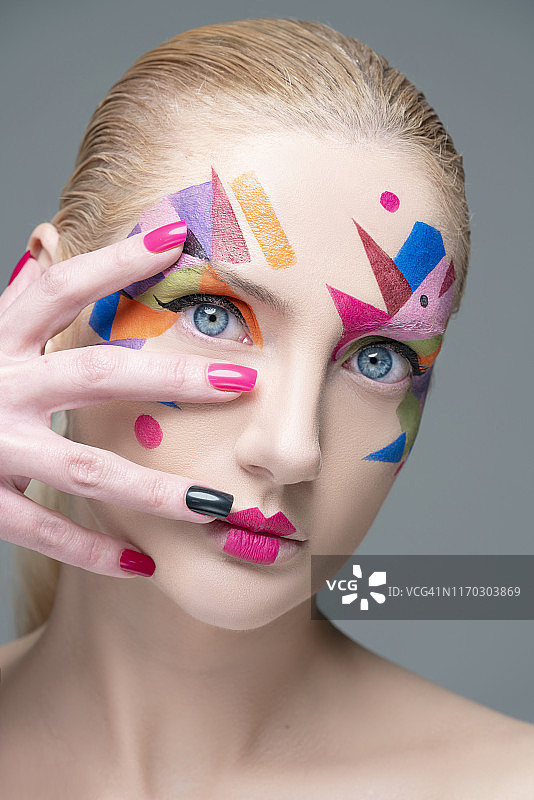 艺术妆容的女性肖像图片素材