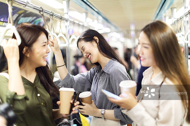 与朋友共度的一天总是美好的一天图片素材