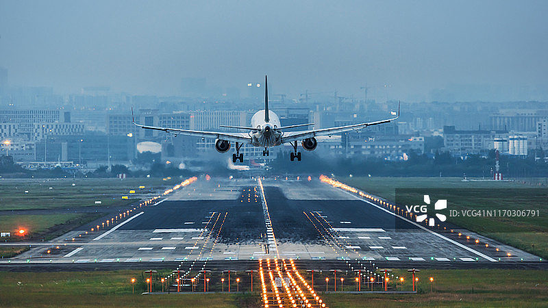 准备在跑道上着陆的商用飞机图片素材