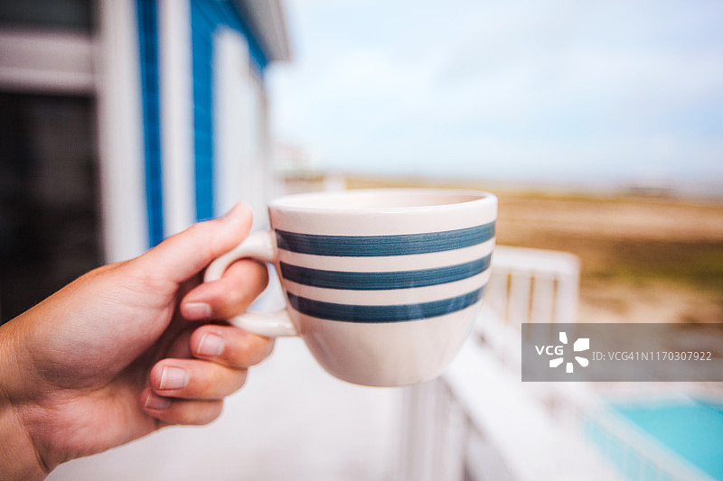 女子手拿咖啡杯图片素材