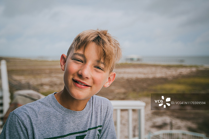 头发蓬乱的男孩图片素材