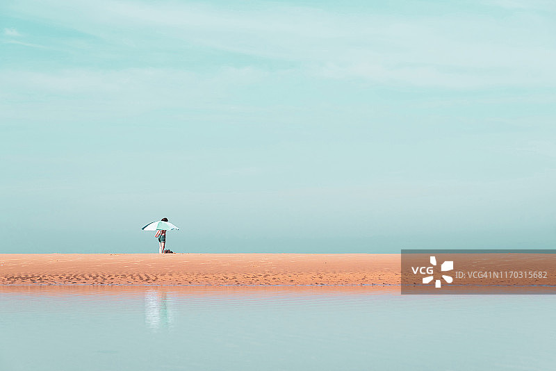 沙滩上的沙滩伞图片素材