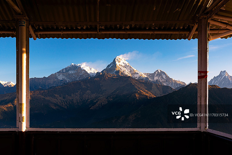 尼泊尔布恩山观景点喜马拉雅山脉日出美景图片素材
