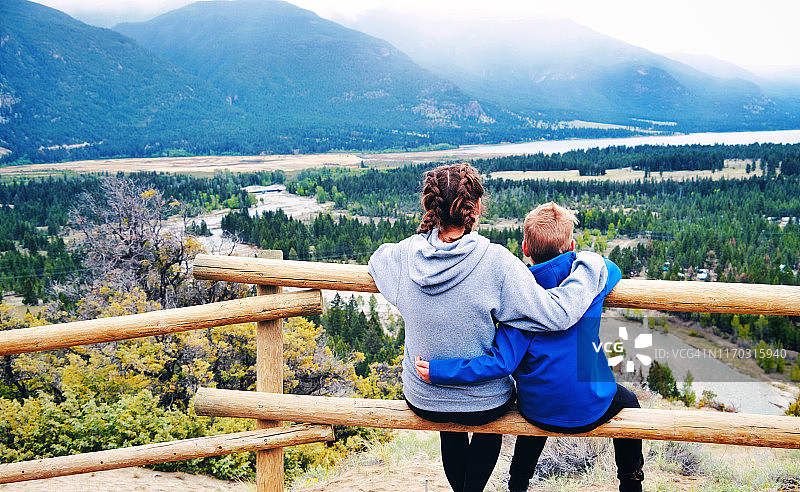 可爱的兄妹情，加拿大不列颠哥伦比亚省图片素材