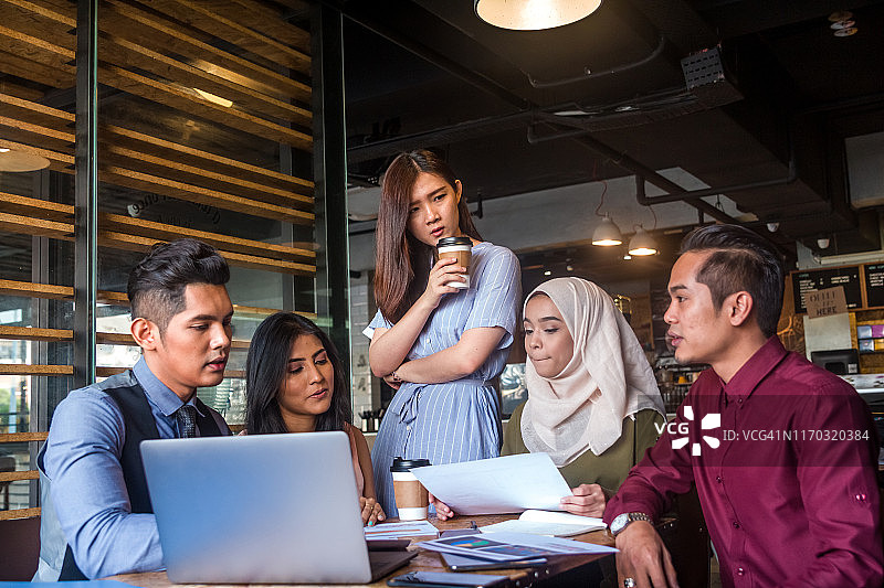 女领导与她的团队成员举行商务会议图片素材
