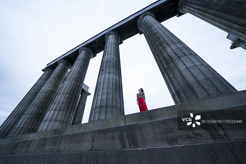 一位成年女性早上参观苏格兰国家纪念碑图片素材