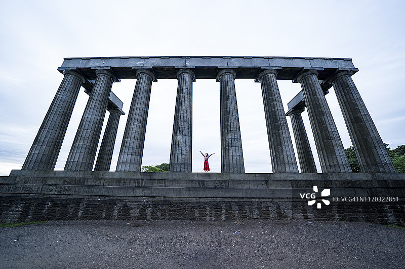 一位成年女性早上参观苏格兰国家纪念碑图片素材