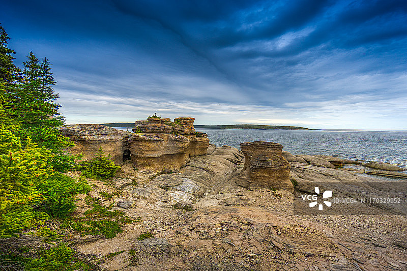 明安群岛国家公园保护区尼亚皮斯考岛的壮丽景色图片素材