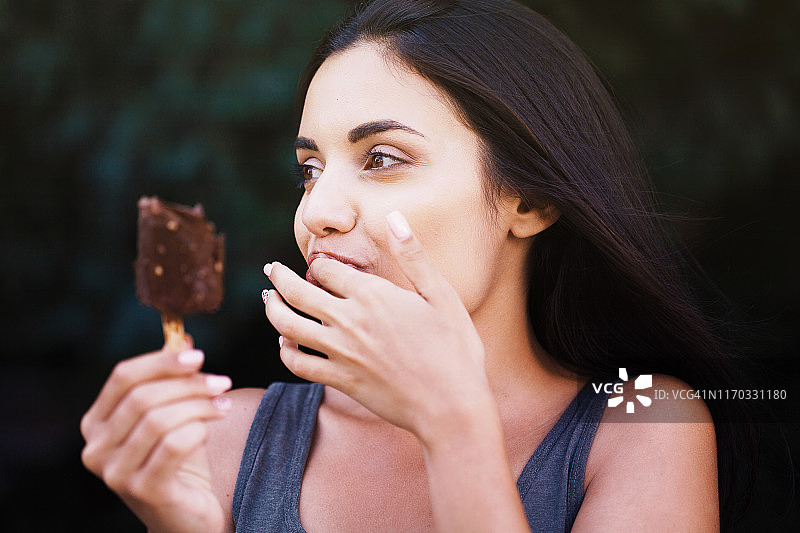 吃冰淇淋的美丽女人图片素材