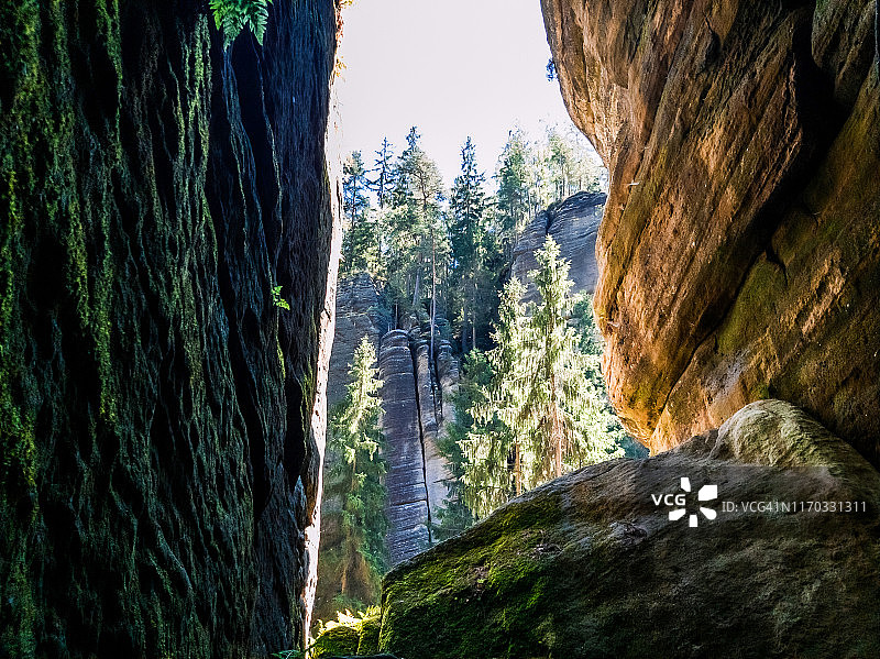 从洞穴中看捷克共和国泰普利采岩石的岩门图片素材