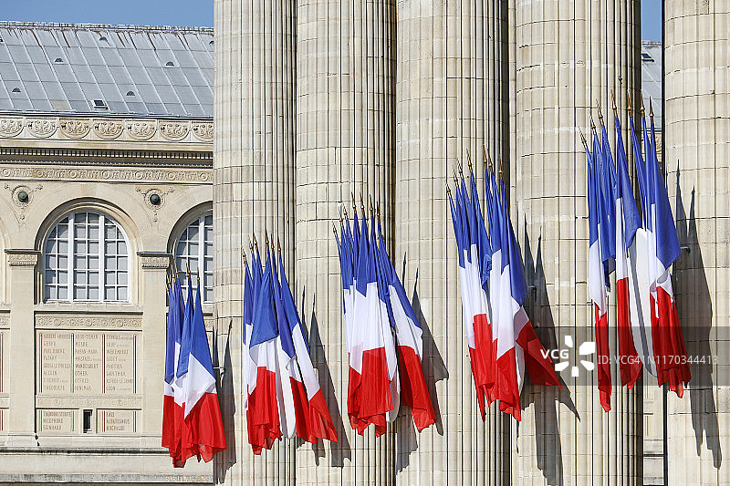 法国巴黎的万神殿和法国国旗图片素材