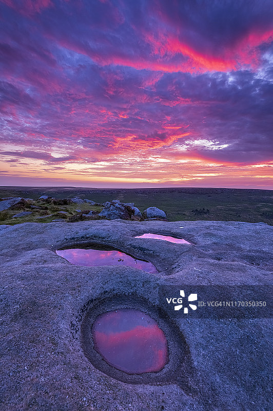 英国峰区Higger Tor山的紫色日出图片素材