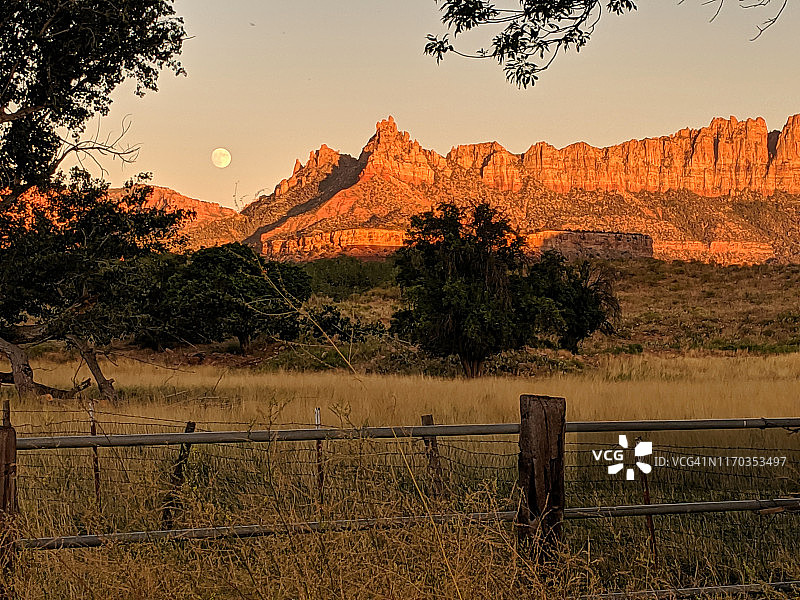 满月升起犹他州鹰崖，金色晚霞映衬格拉夫顿鬼镇图片素材