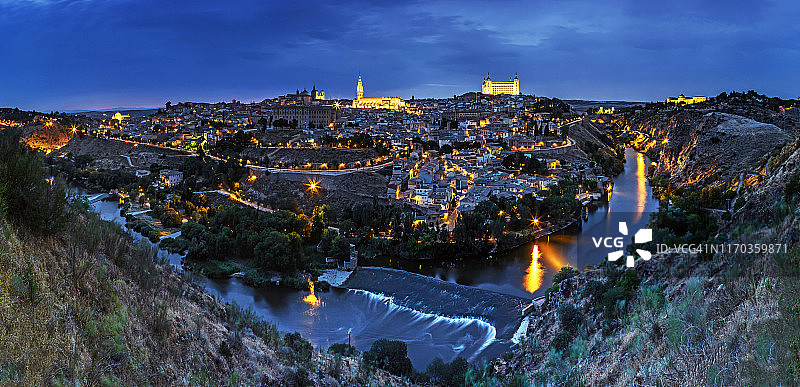 蓝色时分的托莱多全景（卡斯蒂利亚-拉曼恰/西班牙）图片素材